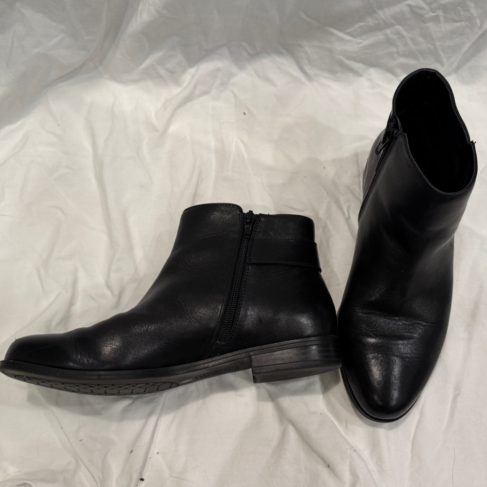 Alfani black ankle boots with side zip. - Picture 4 of 7